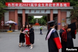 資料照：上海復旦大學學生在校門拍攝畢業照。（2021年6月25日）