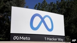 FILE - Logo Meta Facebook di kantor pusat perusahaan di Menlo Park, California, 28 Oktober 2021. (Tony Avelar/AP)