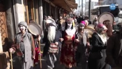 Diyarbakır'da gençlerden Kürt geleneği 'Sersal' canlandırması 