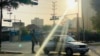 Un joven venezolano espera para abordar un carro del transporte público en la avenida Bella Vista de Maracaibo, ciudad donde la sensación térmica supera los 40 grados centígrados desde la semana pasada.