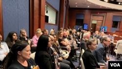 Sejumlah warga membawa foto kerbat mereka yang meninggal dunia akibat krisi fentanil saat menghadiri rapat dengar pendapat dengan DPR AS di Gedung Capitol, Washington, pada 16 April 2024. (Foto: VOA)