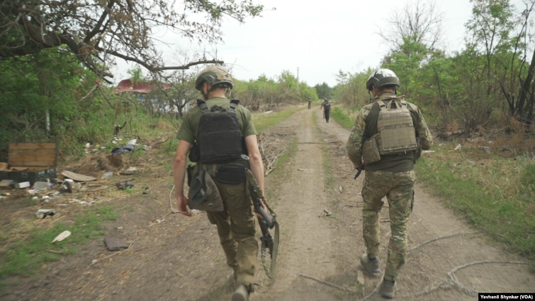 烏軍士兵走過烏克蘭斯托羅熱夫的交戰區。 (2023年6月23日)
