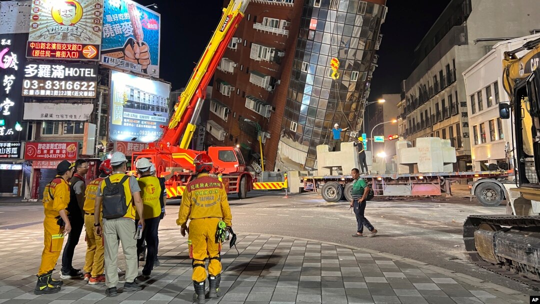 Sekouris kanpe bo kote lye kote yon bilding panche apre tranblemannte ki frape Hualien, Taiwan, 3 Avril, 2024.
