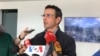 El dos veces candidato presidencial venezolano Herique Capriles conversa con medios de comunicación en Caracas, el 17 de enero de 2023.