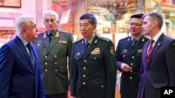 2023 年4月17日，中国国防部长李尚福将军访问俄罗斯军事学院时与院长弗拉基米尔·扎鲁德尼茨基将军（左）在一起。（美联社照片）