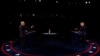 Capres dari Partai Demokrat, Joe Biden, dan petahana Presiden AS Donald Trump saat debat capres AS kedua pada 2020 di Belmont Universtity di Nashville, Tennessee, 22 Oktober 2020. (Foto: Jim Bourg/Pool/Reuters)