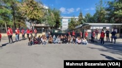 Kadınların açıklamasına taşıdıkları pankarttaki 'Rojava' kelimesi nedeniyle izin verilmedi.