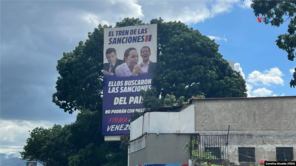 Desde hace varias semanas en varias zonas de Caracas se ven vallas responsabilizando a líderes de la oposición por las sanciones contra Venezuela. Los costos de las vallas pueden pasar los 1.000 dólares mensuales, dependiendo del lugar en el que se ubiquen, de acuerdo a documentos referenciales de una agencia publicitaria. 