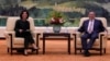 美國商務部長吉娜·雷蒙多（Gina Raimondo）與中國國務院總理李強在北京人大會堂舉行會晤。（2023年8月29日）