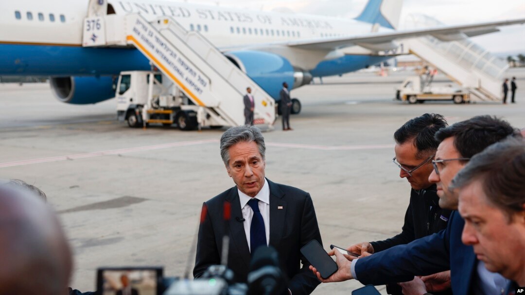 Sekrete Deta Antony Blinken pale ak lapres anvan li pran avyon nan ayeropo entenasyonal Ben Gurion nan nan Tel Aviv, Izrayel, 22 Mas, 2024. 