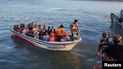 টেকনাফে তাদের স্বেচ্ছায় প্রত্যাবাসনকে উৎসাহিত করার প্রচেষ্টার অংশ হিসেবে মিয়ানমারের রাখাইন রাজ্য পরিদর্শন করার পর, নৌকায় করে ফিরে আসছেন কিছু রোহিঙ্গা মুসলিম শরণার্থী এবং বাংলাদেশী কর্মকর্তারা। ৫ মে, ২০২৩। 