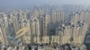 在江蘇省鎮江一所大樓頂部俯瞰碧桂園建造的鳳凰城樓盤。 （2021年10月31日）