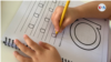 Un niño venezolano hace su tarea de caligrafía.