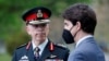Foto Achiv: Chef Deta Majo Fos Zame Kanada, Jeneral Wayne Eyre ak Premye Mini sJustin Trudeau nan Ottawa, Ontario, Kanada, 13 Me, 2022. 