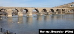 Diyarbakır'ın Sur ilçesinde Dicle Nehri üzerinde yer alan On Gözlü Köprü