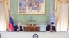 El fiscal Karim Khan firma un memorando de entendimiento con el presidente Nicolás Maduro durante su primera visita a Caracas en noviembre del 2021. [Archivo]
