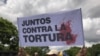 Un grupo de personas participa en una protesta para exigir DDHH en Venezuela, cuyo Estado enfrenta una investigación de la Corte Penal Internacional (CPI) por presuntos crímenes de lesa humanidad. 