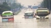 তানজানিয়ার দার এস সালামের জলমগ্ন রাস্তায় আটকে রয়েছে মিনিবাস। ফটোঃ ২৫ এপ্রিল, ২০২৪। 