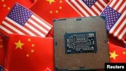 美中国旗与半导体芯片图示