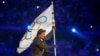 Tom Kruz nosi olimpijsku zastavu tokom ceremonije zatvaranja 33. Letnjih olimpijskih igara, 11. avgusta 2024. u Sen Deniju, u Francuskoj (Foto: AP/Natacha Pisarenko)