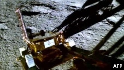 This handout screen grab taken and released by the Indian Space Research Organisation (ISRO) on August 25, 2023, shows the Chandrayaan-3 rover as it guides itself from the lunar lander to the surface of the Moon. (Photo by ISRO / AFP)