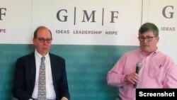 美国国务院主管中国和台湾事务的副助理国务卿蓝墨客(Mark Baxter Lambert)（右）2024年4月29日在美国德国马歇尔基金会发表讲话（画面来源：美国德国马歇尔基金会视频截图）