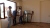 Diyarbakır’ın Yenişehir ilçesindeki Evran Apartmanı’nda hurdacılar bir daireyi gözden geçiriyor. 