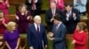 Prezidan Joe Biden kanpe bo kote premye dam Jill Biden, Premye Minis Kanadyen Justin Trudeau ak madanm ni Sophie Gregoire anvan li pwononse yon diskou devan palman Kanadyen an nan Ottawa, Kanada, 24 Mas, 2023. 
