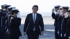 日本海上自衛隊官兵向首相岸田文雄敬禮。（2022年11月6日）