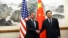 ARCHIVO - El secretario de Estado de Estados Unidos, Antony Blinken, a la izquierda, le da la mano al Ministro de Relaciones Exteriores de China, Qin Gang, a la derecha, en la Casa de Huéspedes Estatal Diaoyutai en Beijing, China, el 18 de junio de 2023.