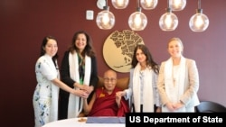 ཨ་རིའི་ཕྱི་སྲིད་དྲུང་ཆེ་སྐུ་གཞོན་དང་བོད་དོན་དམིགས་བསལ་འབྲེལ་མཐུད་ལྕམ་ཨ་ཛི་རཱ ཛེ་ཡ་དང་ཕོ་བྲང་དཀར་པོའི་སྐུ་ཚབ་ཀེ་ལི ར་ཛུ་ཁི་རྣམ་གཉིས་ཀྱིས་ནིའུ་ཡོག་ཏུ་ཆེད་བཅར་ཞུས་ནས་བོད་མིའི་བླ་ན་མེད་པའི་དབུ་ཁྲིད་སྤྱི་ནོར་༧གོང་སྐྱབས་མགོན་ཆེན་པོ་མཆོག་མཇལ་བཅར་བཀའ་མོལ་ཞུས་པ།