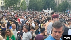 Učesnici osmog protesta "Srbija protiv nasilja", pred početak skupa ispred Doma Narodne skuoštine Republike Srbije, u Beogradu, 24. juna 2023. (Foto: VOA/Rade Ranković)