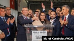 VOA Türkçe’ye konuşan Diyarbakır’daki seçmenler Özel’in CHP genel başkanlığına seçilmesinden heyecan duymadıklarını söyledi. 