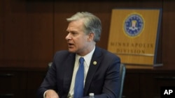 Drejtori i FBI-së Christopher Wray duke iu përgjigjur pyetjeve gjatë një interviste në Minesota - 21 gusht 2024.