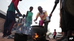 Wakaazi wa Sudan wakiwemo watoto wakisubiri kupata mgao wa chakula kutokana na vita vinavyoendelea huko. June 16, 2023.
