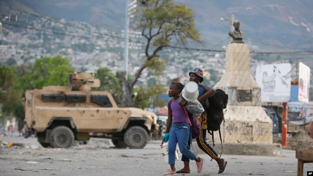 Foto Achiv: Moun kouri kite kay yo akoz zak vyolans gang yo nan Potoprens, Ayiti, 29 Fevriye, 2024