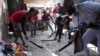 Nertil Marcelin (a dwat) yon lide kominote ak patizan gwoup Bwa Kale a, nan Delmas, Potoprens, Ayiti, 28 Me 2023. 