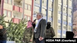 HÜDA PAR Batman’da Hamas’ın İsrail’e karşı başlattığı ve “Aksa Tufanı” adını verdiği saldırılara destek mitingi düzenledi. HÜDA PAR Genel Başkanı Zekeriya Yapıcıoğlu mitingde sahneye Hamas’ın askeri kanadı El Kassam Tugayları’nın üniformasını giyen kişilerle çıktı.