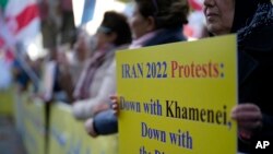 Mwanamke aliyebeba bando linalopinga utawala wa Iran, katika maandamano nje ya wizara ya mambo ya nje mjini Luxembourg, Oct. 17, 2022.
