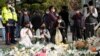 韩国民众为首尔踩踏惨案死难者祈祷。（2022年11月1日） 