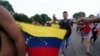 ARCHIVO - Migrantes mayormente venezolanos y centroamericanos avanzan a pie por una carretera de Huehuetan, en el estado mexicano de Chiapas, el 7 de junio del 2022.