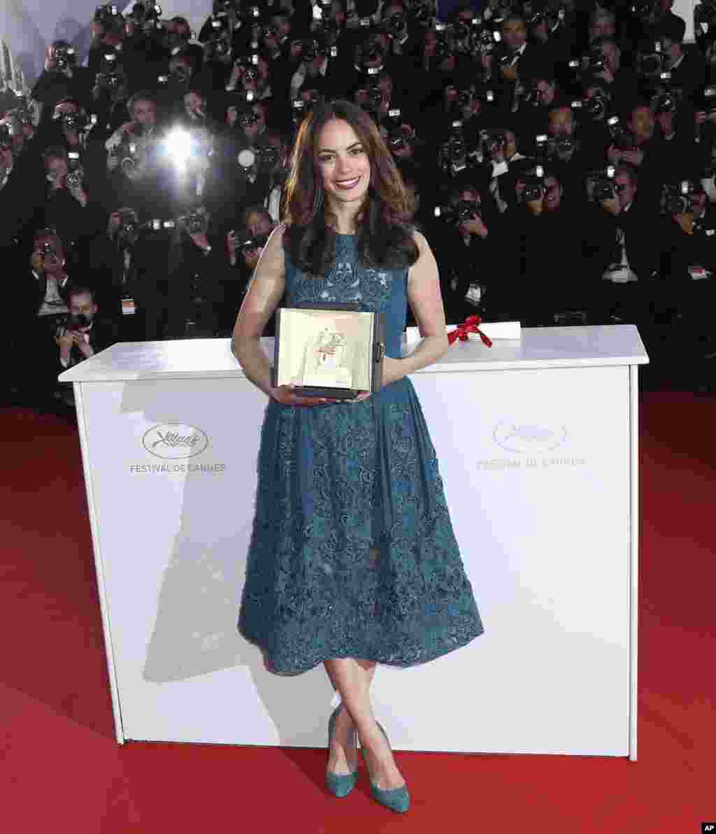 Aktris berdarah Perancis-Argentina Berenice Bejo berpose dengan penghargaan Aktris Terbaik yang didapatnya karena permainannya dalam film "The Past".