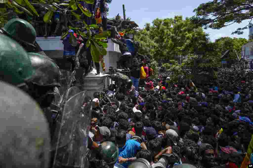 Protestuesit sulmojnë zyrën e Kryeministrit Ranil Wickremesinghe në Kolombo, më 13 korrik 2022.
