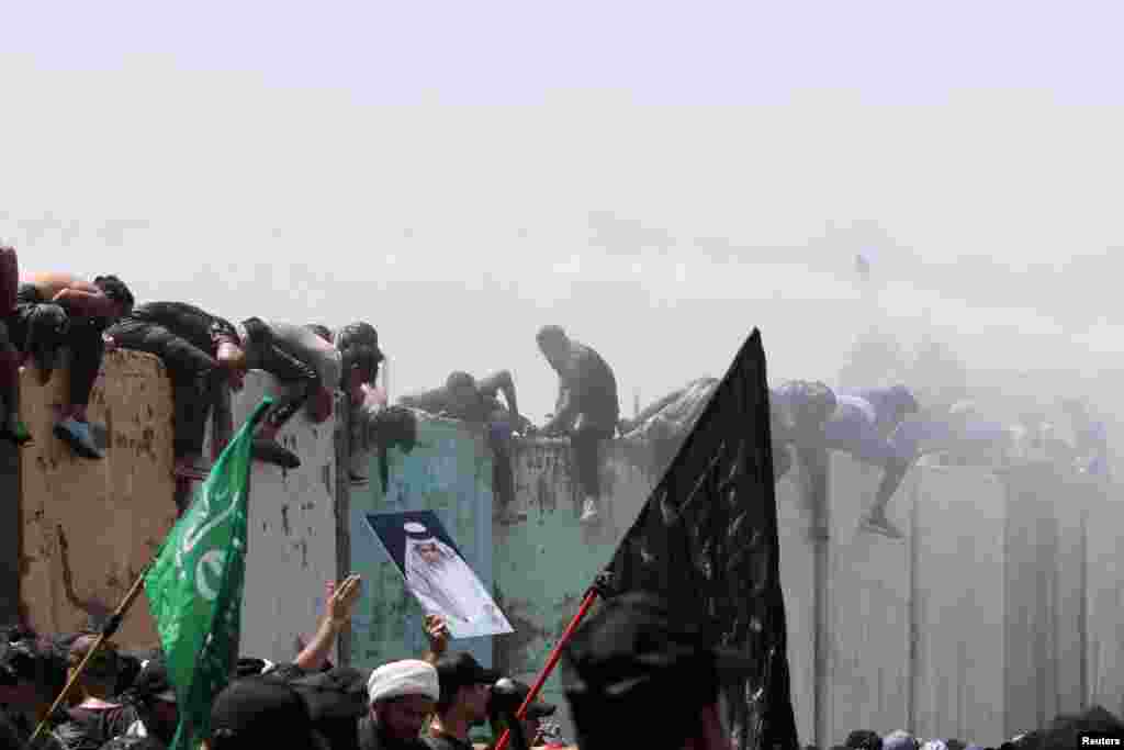 Supporters of Iraqi Shi'ite cleric Moqtada al-Sadr protest against corruption in Baghdad, July 30, 2022.