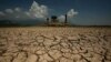 中国最大淡水湖鄱阳湖因干旱而大面积枯竭露出干裂的湖底，曾经的湖中小岛与陆地相连。（2022年8月24日）