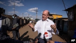 Sen. Chris Coons, vari kuKibera, Kenya