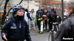 Evacuation des victimes de l'attentat à Charlie Hebdo (Reuters)