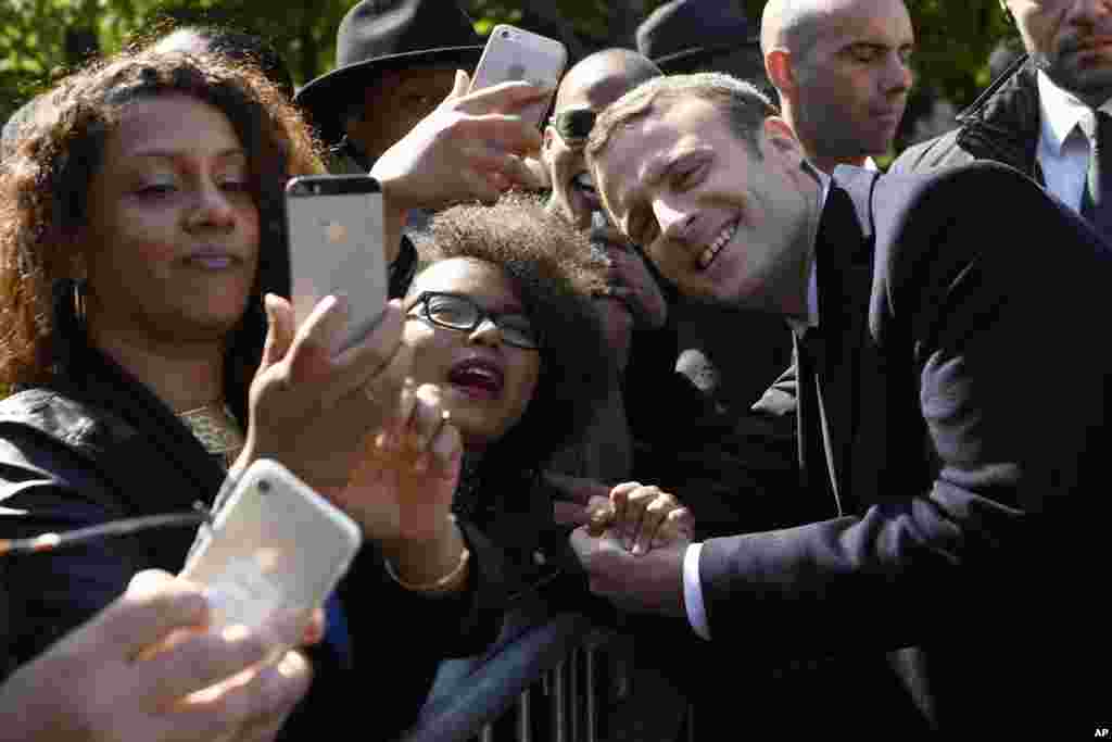 President-terpilih Emmanuel Macron berpose dengan para pendukungnya pada sebuah acara di Paris, Perancis.