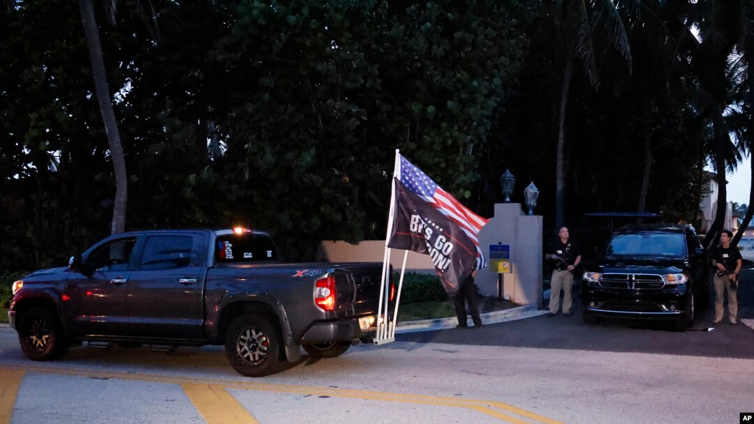Partidarios del expresidente Donald Trump pasan frente a su propiedad en Mar-a-Lago el lunes 8 de agosto de 2022 en Palm Beach, Florida. (Foto AP/Terry Renna)