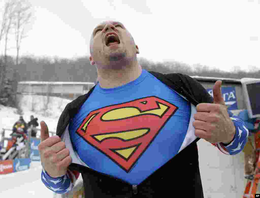 Atlet Amerika Steven Holcomb merayakan kemenangannya bersama rekannya Steven Langton dalam kompetisi Piala Dunia Bobsled di Lake Placid, New York.